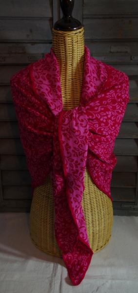 Invero Dreiecktuch Neele pink um die Schultern gelegt und geknotet auf Kleiderpuppe